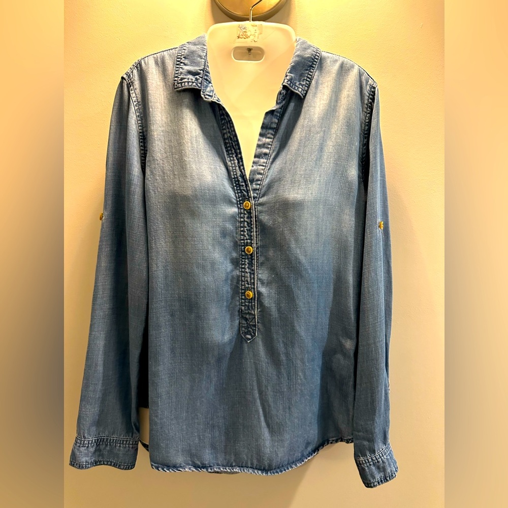 Anthropologie Cloth & Stone Blue Chambray ladies blouse. Size Small